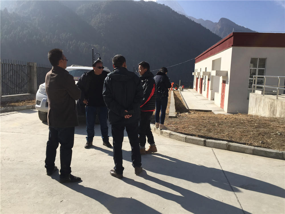 日喀則市環(huán)保督導(dǎo)組蒞臨吉隆縣污水處理廠檢查并指導(dǎo)工作，我吉隆縣環(huán)保局局長(zhǎng)和分管縣長(zhǎng)熊等領(lǐng)導(dǎo)陪同