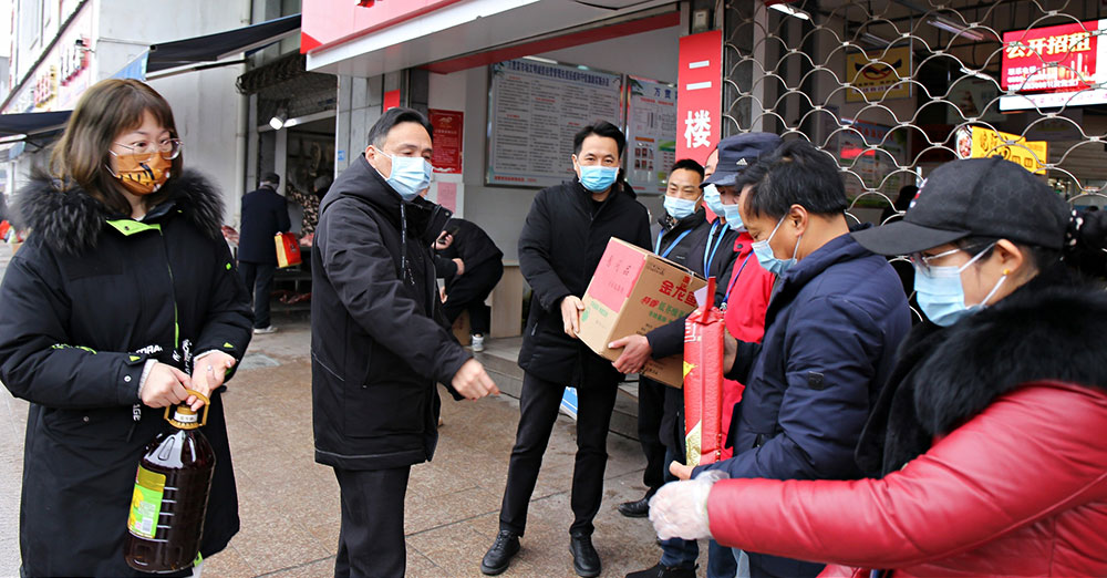 屯溪區(qū)國(guó)投集團(tuán)黨委開展節(jié)前走訪慰問(wèn)菜市場(chǎng)一線工作人員活動(dòng)