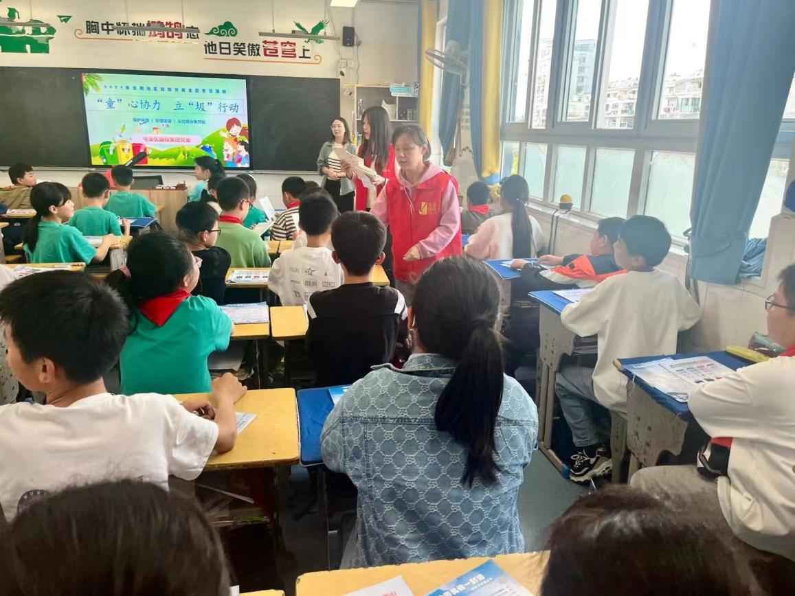 “攜手共筑美好家園”——開展垃圾分類宣傳、小區(qū)衛(wèi)生整治志愿者活動